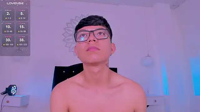 Snapshot of CodyTwink chatting on November 8, 2025, 4:43 pm CodyTwink online show from November 8, 2025, 4:43 pm