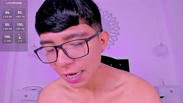 Snapshot of CodyTwink chatting on December 19, 2025, 3:25 pm CodyTwink online show from December 19, 2025, 3:25 pm