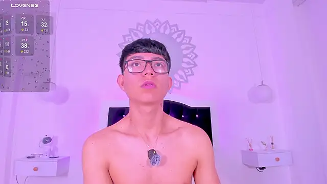 Snapshot of CodyTwink chatting on February 4, 2026, 3:29 pm CodyTwink online show from February 4, 2026, 3:29 pm