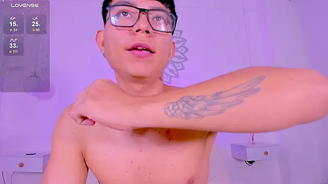 Snapshot of CodyTwink chatting on November 28, 2025, 3:34 pm CodyTwink online show from November 28, 2025, 3:34 pm