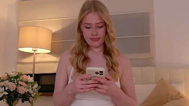 JuliaJaee online show from April 5, 2026, 6:14 pm