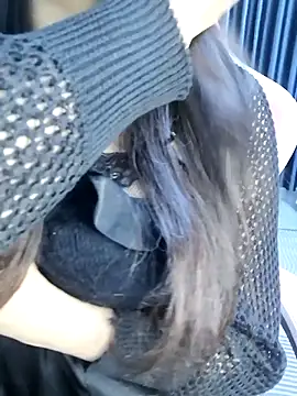 Snapshot of _Linez_ chatting on October 28, 2025, 5:23 pm  Linez  online show from October 28, 2025, 5:23 pm