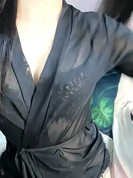 Snapshot of _Linez_ chatting on November 13, 2025, 5:50 pm Linez online show from November 13, 2025, 5:50 pm