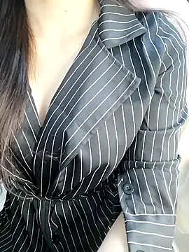 Snapshot of _Linez_ chatting on November 3, 2025, 5:49 pm Linez online show from November 3, 2025, 5:49 pm