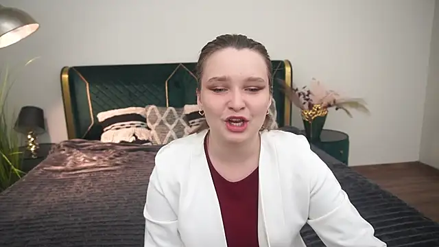 MagicPeachh  online show from July 7, 2026, 7:39 pm