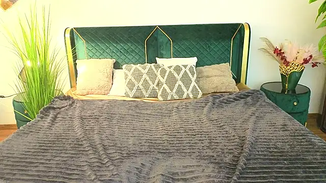 MagicPeachh  online show from March 25, 2026, 7:41 am