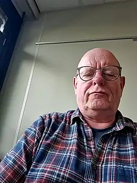 andrejoyfull64 online show from October 27, 2025, 1:56 pm