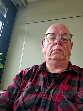 andrejoyfull64 online show from October 15, 2025, 1:19 pm