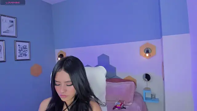 Chloe fischer  online show from April 14, 2026, 3:06 pm