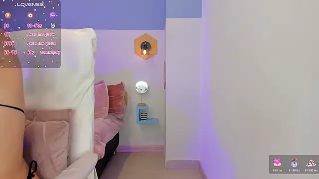 Chloe fischer  online show from March 26, 2026, 3:54 pm