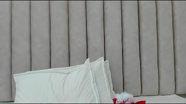 FreyaMoller online show from December 22, 2025, 1:55 pm