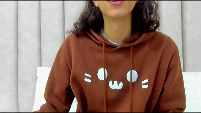 FreyaMoller online show from December 3, 2025, 1:54 pm