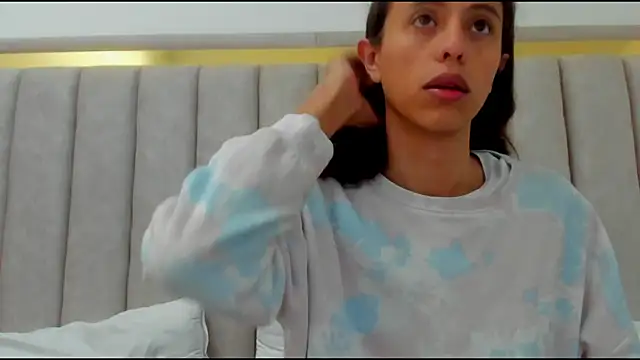 FreyaMoller online show from January 6, 2026, 1:26 pm