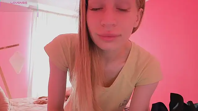 Elis Fox online show from July 16, 2026, 6:10 am