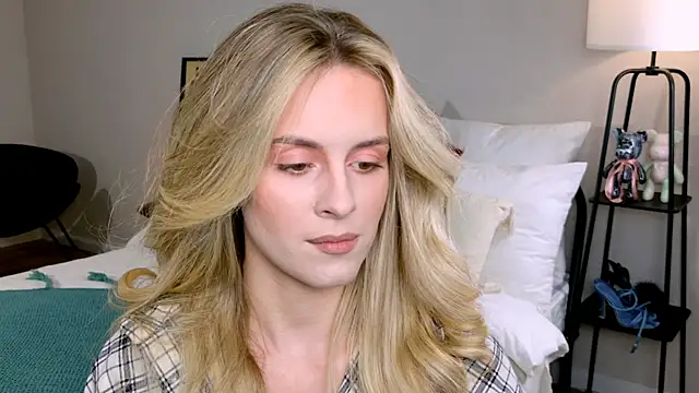 RozzitaBedberry online show from October 19, 2025, 1:47 pm