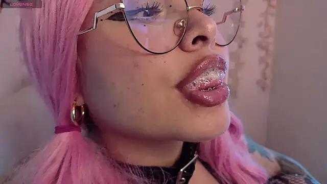 Haelycute online show from April 17, 2026, 1:52 am