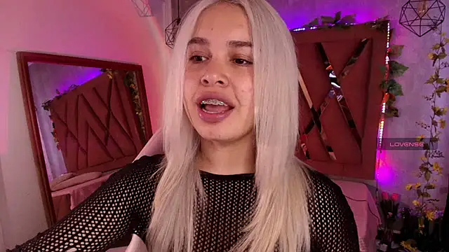 Haelycute online show from September 10, 2025, 11:53 am