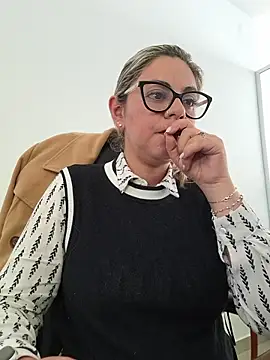 Cata Office-12 online show from November 18, 2025, 8:34 pm