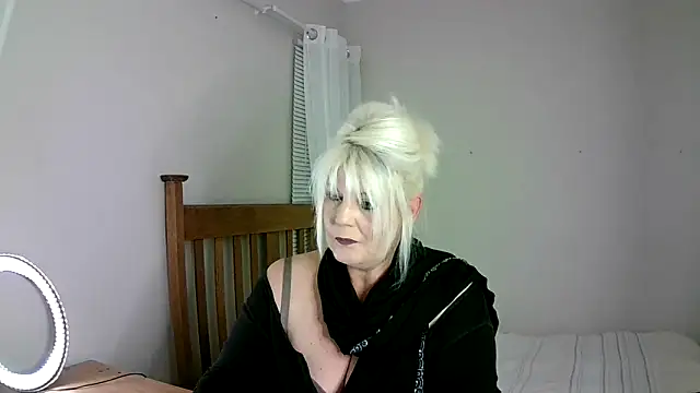 Snapshot of Miahotmilf chatting on February 28, 2025, 7:35 pm Miahotmilf online show from February 28, 2025, 7:35 pm