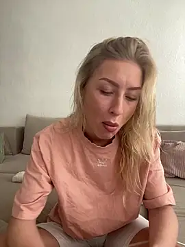 Snapshot of belle98 chatting on November 13, 2025, 12:42 pm belle98 online show from November 13, 2025, 12:42 pm