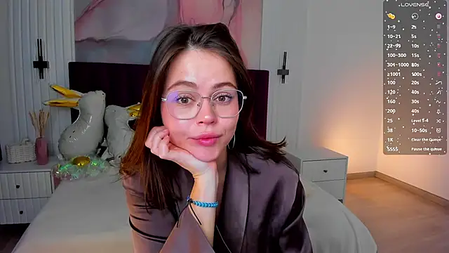 Kelly Cuutie online show from April 9, 2026, 1:51 am