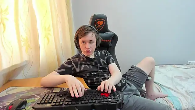 iliaskrislove online show from April 16, 2026, 9:43 am