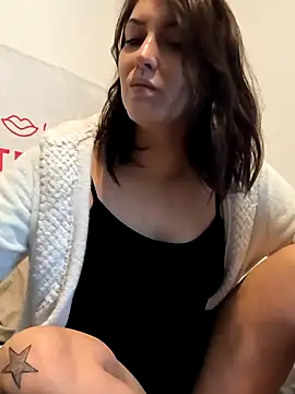 Snapshot of Linalicious chatting on October 3, 2025, 10:06 am Linalicious online show from October 3, 2025, 10:06 am