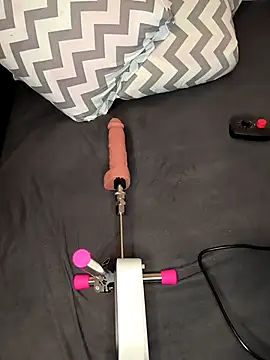 Snapshot of Linalicious chatting on November 20, 2025, 8:26 am Linalicious online show from November 20, 2025, 8:26 am