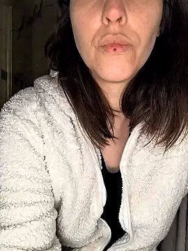 Snapshot of Linalicious chatting on March 18, 2025, 5:33 pm Linalicious online show from March 18, 2025, 5:33 pm