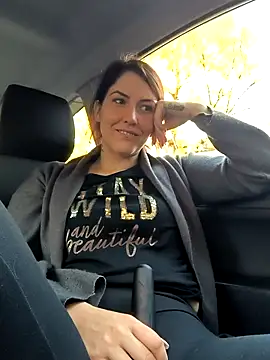 Snapshot of Linalicious chatting on November 5, 2025, 3:15 pm Linalicious online show from November 5, 2025, 3:15 pm