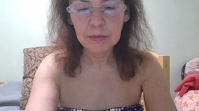 Snapshot of HollyJewel chatting on July 13, 2026, 6:18 pm HollyJewel online show from July 13, 2026, 6:18 pm