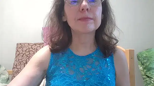 Snapshot of HollyJewel chatting on June 18, 2026, 4:23 pm HollyJewel online show from June 18, 2026, 4:23 pm