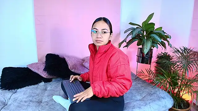 Snapshot of Jules_n_Gia chatting on December 5, 2025, 7:01 pm Jules n Gia online show from December 5, 2025, 7:01 pm