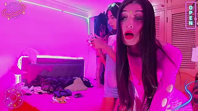 Snapshot of LittleEmmaa chatting on December 3, 2024, 6:21 am LittleEmmaa online show from December 3, 2024, 6:21 am