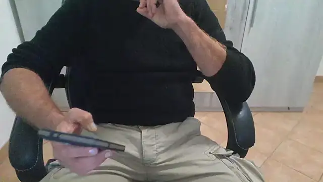 Snapshot of cocco1980xxxx chatting on December 17, 2025, 7:35 am cocco1980xxxx online show from December 17, 2025, 7:35 am