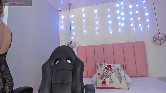 SUNNYCYRUS online show from December 15, 2025, 12:44 pm