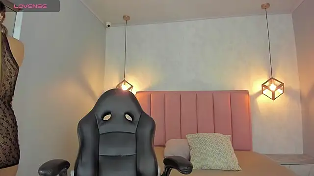 SUNNYCYRUS online show from March 4, 2026, 12:35 pm