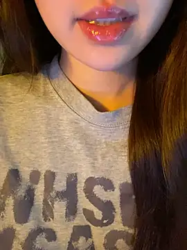 minmin2kk5 online show from April 19, 2026, 3:46 pm