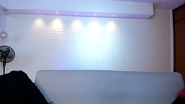 violet scott online show from December 15, 2025, 10:43 am