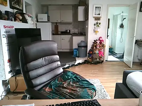 Snapshot of mihaimichael chatting on December 15, 2025, 1:50 pm mihaimichael online show from December 15, 2025, 1:50 pm