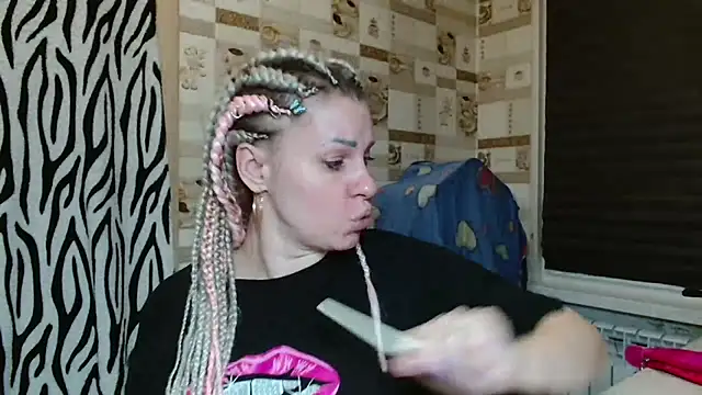 Snapshot of TherestlessKitty chatting on May 4, 2026, 10:45 pm TherestlessKitty online show from May 4, 2026, 10:45 pm