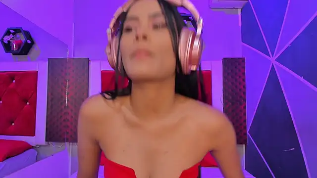 Snapshot of Karoll014 chatting on October 6, 2025, 11:44 am Karoll014 online show from October 6, 2025, 11:44 am