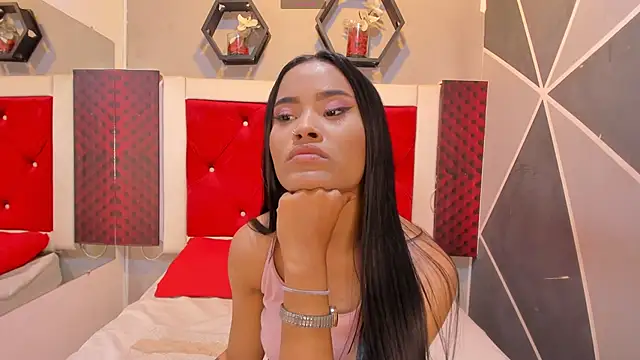 Snapshot of Karoll014 chatting on November 18, 2025, 12:19 pm Karoll014 online show from November 18, 2025, 12:19 pm