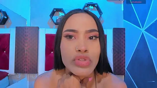 Snapshot of Karoll014 chatting on October 15, 2025, 11:18 am Karoll014 online show from October 15, 2025, 11:18 am