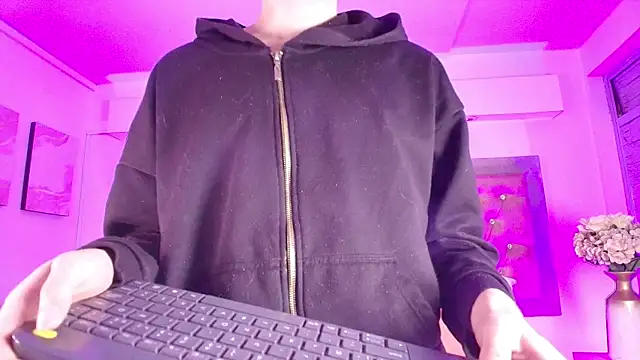 Snapshot of Tayzon_Foxxx chatting on December 17, 2025, 12:10 pm Tayzon Foxxx online show from December 17, 2025, 12:10 pm