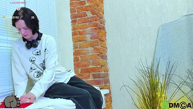 Snapshot of Alina_Mills chatting on February 28, 2025, 4:10 pm Alina Mills online show from February 28, 2025, 4:10 pm