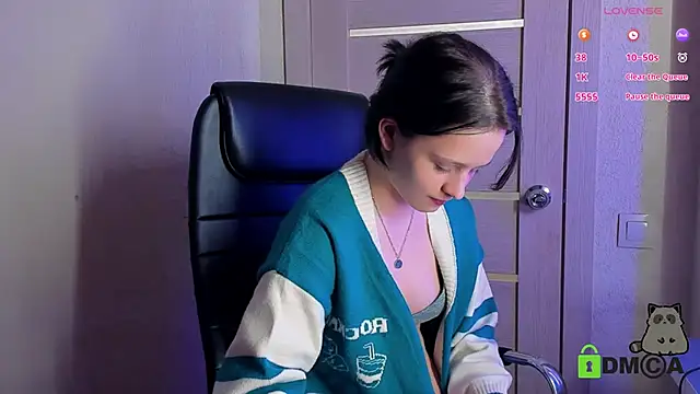 Snapshot of Alina_Mills chatting on March 13, 2025, 6:45 pm Alina Mills online show from March 13, 2025, 6:45 pm