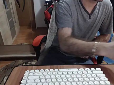 uncutguy01 online show from November 14, 2025, 4:27 am