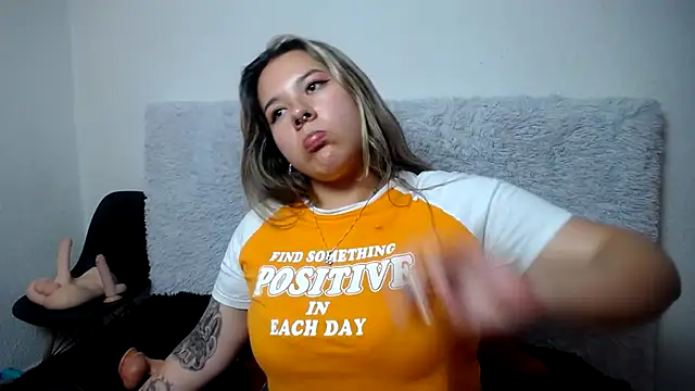 Snapshot of LinaBrowm chatting on March 5, 2025, 2:14 am LinaBrowm online show from March 5, 2025, 2:14 am