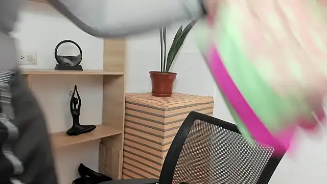 Snapshot of LinaBrowm chatting on December 1, 2025, 7:48 pm LinaBrowm online show from December 1, 2025, 7:48 pm